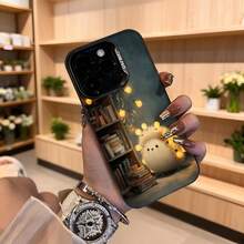 Cubierta de telefono con diseño de erizo iluminado en biblioteca negra con estanteria y libros para uso diario y regalo Aplicable a los teléfonos de la serie Apple y Galaxy - Negro - Ver 4