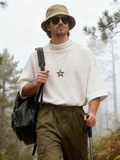 Vit herrtopp med hög halsringning och kortärmad design - Minimalistisk, lös passform, enkel, snygg och mångsidig för urban streetwear, vardagliga looks och lager-på-lager-modeutflykter, presenter till män