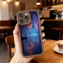 Funda para telefono con borde negro diseño de paisaje místico con figura solitaria y reflejo en agua tonos púrpura azul y naranja para uso diario y viajes Aplicable a los teléfonos de la serie Apple y Galaxy - Blanco - Ver 4