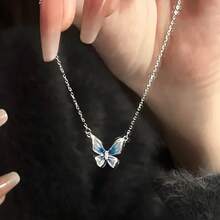 1件粉色蝴蝶结项链，适合日常佩戴