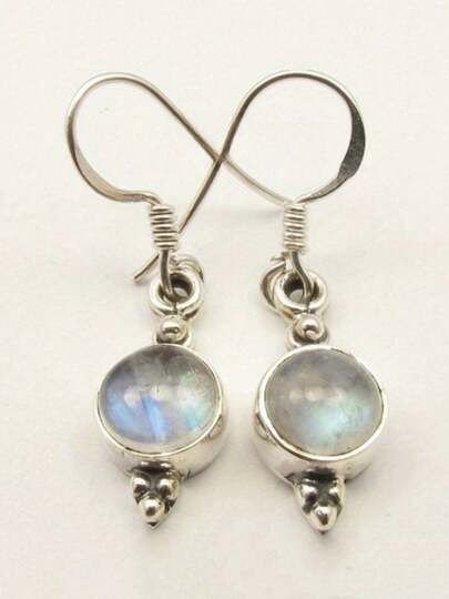 一对复古简约圆形吊坠耳环，手工制作，适合日常和节日佩戴，是送给女性的完美礼物。