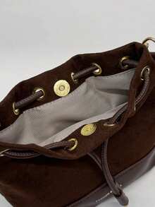 现代宣言抽绳水桶包 | 哑光棕色 * 编织手柄 展现都市复古美学 多功能收纳，诠释质感与实用性的完美平衡理念 深棕色哑光皮革包身，呈现流畅的哑光质感 - 彩色 - 查看 11