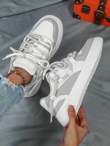 秋冬灰色拼布白色时尚休闲户外滑板鞋，双鞋带，经典时尚女士面包鞋，适合日常生活、度假、运动百搭，女士运动鞋