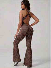 释放你的野性！这款终极豹纹连体裤采用性感交叉露背设计和喇叭裤腿，打造引人注目的轮廓，提升并修饰身材。