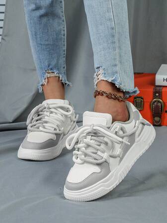 Zapatos de skate de moda casual al aire libre con parches grises y blancos, con cordones dobles, clásicos y elegantes zapatos tipo pan para mujeres, adecuados para la vida diaria, vacaciones, deportes versátiles, zapatillas para mujeres