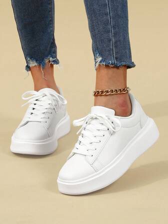 时尚系带运动鞋，舒适百搭，白色鞋款，适合旅行、散步、通勤、休闲上学穿着，轻便的EVA鞋底，也是一份不错的节日礼物。