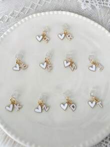 白色心形26字母防尘塞，字母心形手机耳机充电口保护盖配件，适合DIY手机装饰，通用Type-C充电口防尘塞