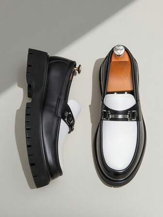 Nuevos mocasines deslizantes de diseñador para hombres, zapatos de cuero estilo británico, con vibra retro, suaves y cómodos, de punta redonda, zapatos formales elegantes, de cuero patentado brillante, suela de goma gruesa, versátiles para uso casual, citas, fiestas, bodas, adecuados para primavera, verano, otoño e invierno. Nota: Corre pequeño, por favor pida un tamaño talla grande grande.