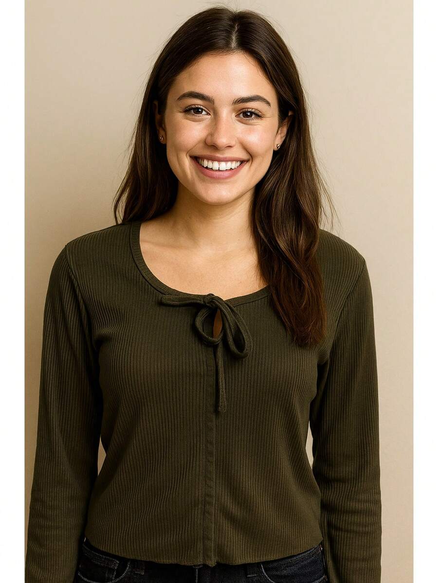Blusa Feminina Cropped Canelado Com Decote E Manga Longa De Tons Terrosos Moda Inverno Simples Casual Com Nó - Verde Militar - Visão 1