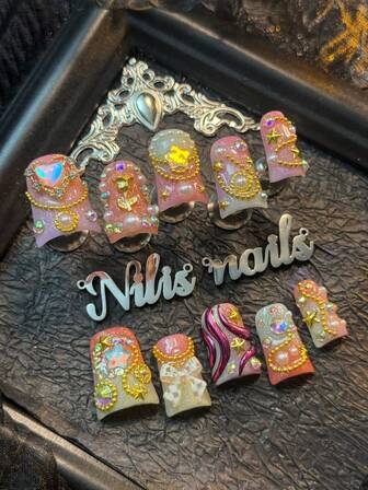 10-pack korta nageldekorationer, handgjorda nagelkonstklistermärken, 3D tredimensionella nagelstenar i stålkula, färgglada glänsande nagelstenar, ljuslila & rosa & ljusblå tie dye-naglar som dopamin i Y2k-stil, bärbart nagelkonstset, handritade geometriska mönster lämpliga för kvinnor att bära, dagliga fester (med: en bit gelélim och en friktionsremsa) nageltillbehör, naglar