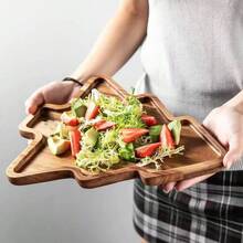 Christmas Tree-Shaped Cutting Board Holder With Handle - 33 Cm X 23 Cm X 1.5 Cm. Wood Grain Design, Sturdy Wooden Structure, Suitable For Cutting Vegetables, Fruits, Cooked Food, Cheese Board, Easy To Clean, Home Decoration Tray, Serving Plate For Party Food, Ideal Gift Choice For New Year, Mother's Day, And Cooking Enthusiasts.