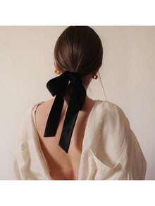 1条新款超长纯色丝绒发圈，复古蝴蝶结发带，与明星佩戴的优雅情人节发圈相同，可作马尾辫发圈、橡皮筋发圈、发绳、弹性发圈、发饰、发饰、发饰、头饰等。