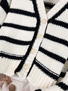 Vivid Style 女士 V 领撞色条纹宽松短款针织开衫，落肩喇叭袖，适合秋冬季、圣诞节、新年等场合穿着。 - 黑與白 - 查看 9