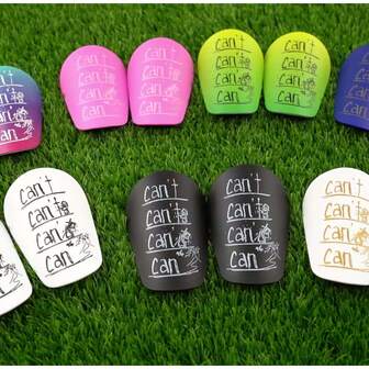 1 par fotbollsbenskydd - Högkvalitativt PET-material, tjock och hållbar design med pådragbar stängning, skydd året runt och motiverande "Can't Can't Can"-grafik i griffeltavla-stil för fotbollsträning och spel, fotbollstillbehör, lekfull design, högkvalitativt hantverk