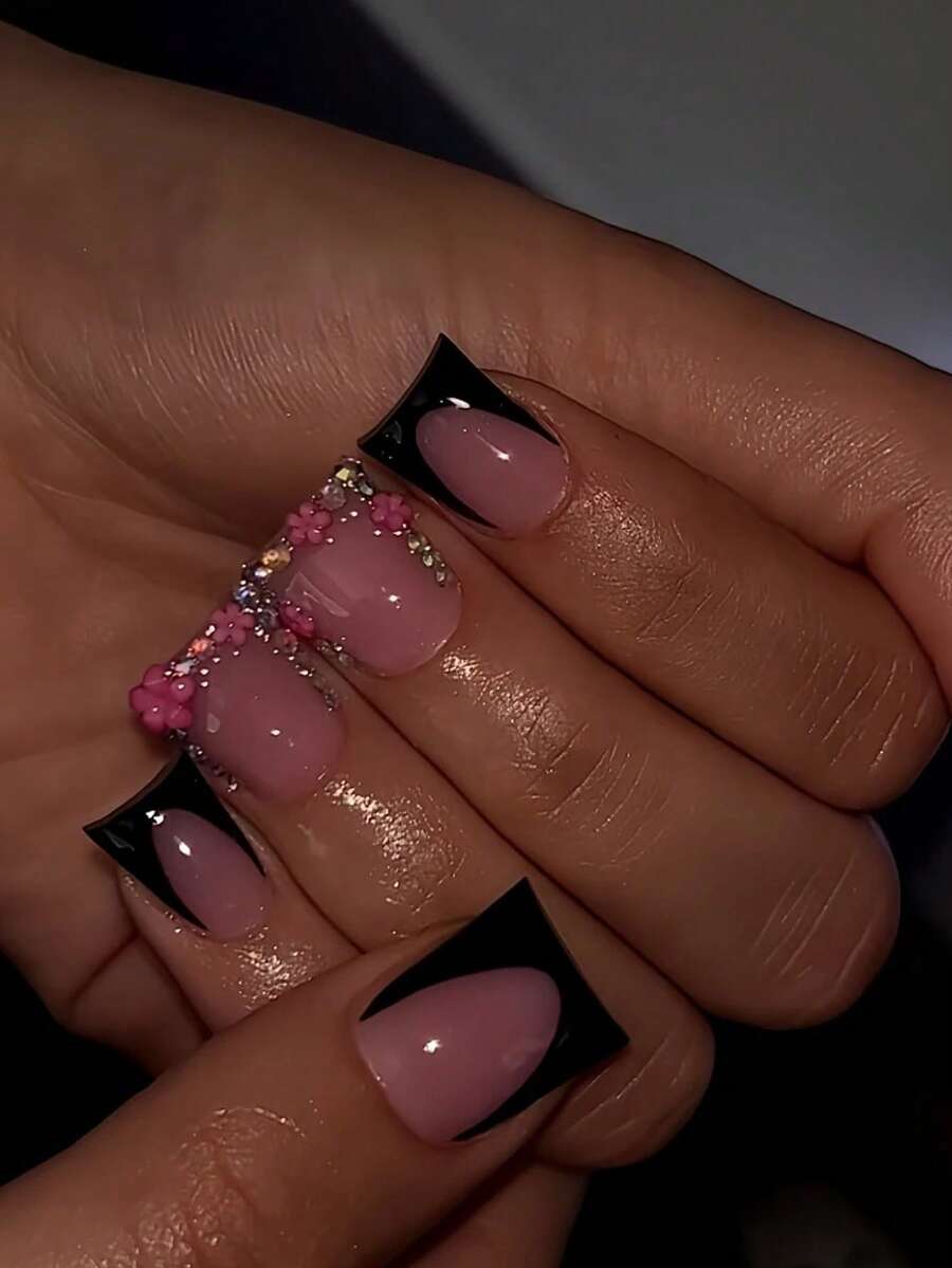 24片鸭嘴/法式长方形美甲贴纸，粉黑双色设计，短款，饰有花朵和水钻图案，专为女性美甲设计。 - 彩色 - 查看 1