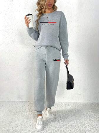 秋冬季时尚优雅简约圆领卫衣两件套，加厚抓绒设计，圆领上衣搭配抽绳长裤，时尚巴黎风印花图案，非常适合休闲、运动和居家日常穿着。