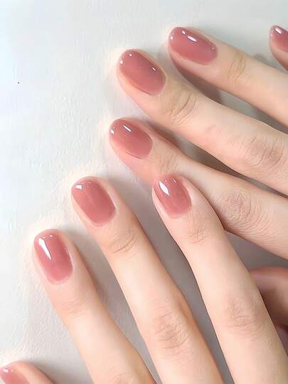 用这款24片装短方形按压式假指甲提升您的时尚感！温和速干，玫瑰烟熏粉纯色全覆盖假指甲套装，适合女性和女孩。套装包含1张粘合贴片、1个迷你指甲锉、条状果冻凝胶。美甲用品随机发货。