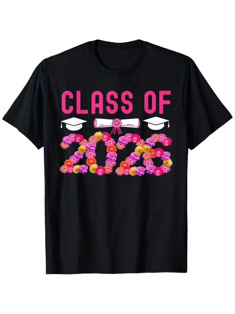 Camiseta de Graduación Clase de 2026 - Unisex 100% Ajuste Cómodo con Ligera Elasticidad, Diseño de Gorra y Diploma en Rosa y Negro con Numeración 2026 - Ropa de Celebración del Último Año para Hombres y Mujeres (S-XXXL) - Cuello Redondo Casual de Manga Corta, Lavable a Máquina - Negro - Ver 1