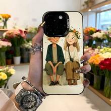 Cubierta de teléfono con diseño de dibujos animados para iPhone color blanco con ilustración de pareja sentada en jardín floreciente y texto CASENO ideal para uso diario y amantes de la moda floral Aplicable a los teléfonos de la serie Apple y Galaxy - Negro - Ver 2