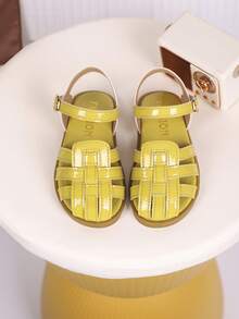 1双儿童流苏PU休闲时尚凉鞋，适合夏季穿着