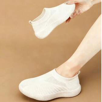 女士白色透气布面运动鞋，运动低帮防滑轻便一脚蹬休闲鞋，侧条纹蜂窝网眼时尚百搭运动鞋，柔软亲肤，简约风格，穿着舒适，适合情侣、老人、青年、学生、护士等。