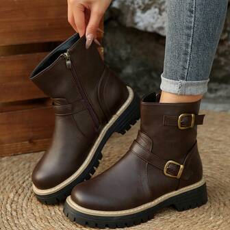 2025 Novos Botas Chelsea de Outono/Inverno para Mulheres, Botas de Tornozelo Estilo Britânico Planas com Tachas, Botas de Moda com Cadarço e Bico Fino, Botas Casuais de Cano Médio com Sola Grossa e Bico Redondo