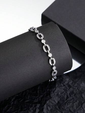 1件镶嵌立方氧化锆的镀白金奢华嘻哈手链，适合日常佩戴和派对场合