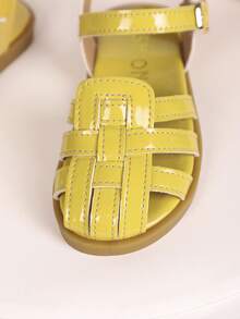 1双儿童流苏PU休闲时尚凉鞋，适合夏季穿着