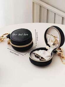 قلادة مجوهرات صغيرة دائرية - قابلة للتخصيص بنصك الخاص! مصنوعة من معدن مصقول، لها حجرة آمنة لأقراط صغيرة، خواتم، أو مجوهرات الخرز. الشكل الدائري المدمج يمكن تثبيته على الحقائب بسهولة، مما يوفر المساحة.