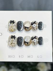 10片手工方形亚克力按压式美甲贴片，中号，柔和黑白美甲，闪亮猫眼美甲，圣诞美甲圣诞树花环，3D蝴蝶结星星美甲贴纸，美甲饰品宝石小石子钻石珍珠镶嵌，前卫优雅简约秋季美甲，秋季按压式美甲，冬季假指甲，节日美甲，适合派对、日常及约会、海滩热带度假等场合，DIY假指甲艺术，适合女性和女孩作为礼物美甲用品 - 黑與白 - 查看 11