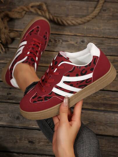 2025款多功能轻便软底时尚平底休闲女鞋，复古红色豹纹拼接