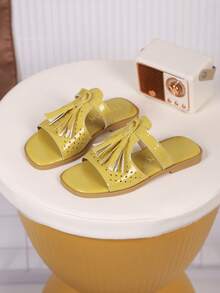 1双儿童流苏PU休闲时尚拖鞋，适合夏季穿着