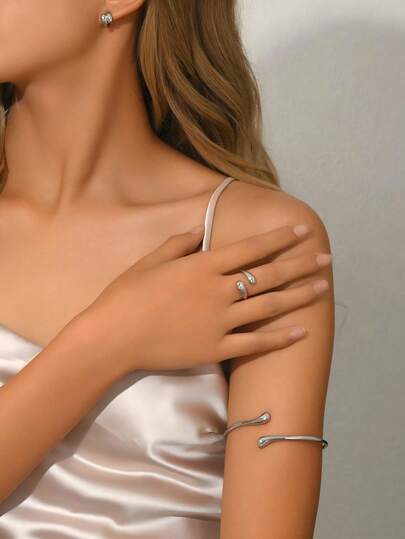 Bộ 4 món thiết kế tối giản hình giọt nước, gồm vòng tay, bông tai và nhẫn, thích hợp cho nữ giới đeo hàng ngày, đi du lịch, dự tiệc, họp mặt, dạ hội và các sự kiện khác.