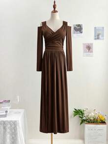 性感V领优雅设计派对礼服，露肩细节，高开衩长裙，适合婚礼宾客、圣诞节和新年等场合。 - 棕色 - 查看 1