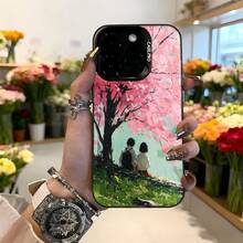 Cubierta de teléfono con borde negro y diseño de árbol de cerezo en flor rosa con dos personas sentadas bajo el árbol estampado en la parte trasera para iPhone 14 Pro Max estilo artístico ideal para uso diario en primavera Aplicable a los teléfonos de la serie Apple y Galaxy - Negro - Ver 1