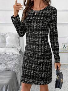 Elegante vestido de punto de manga larga y cuello redondo a cuadros para mujer Vestido de manga larga y largo medio a cuadros blancos y negros que estiliza la cintura y la define Vestido de cuello redondo para otoño/invierno, ideal para combinar con otras prendas Vestido minimalista de corte recto, cálido y cómodo - Negro - Ver 1