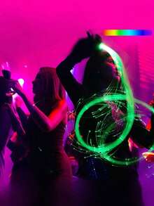 360° LED光纤旋转超亮光学手环发光像素流动玩具，适用于派对、嘉年华和电子音乐节，耐用手柄，像素流动效果，是圣诞节、万圣节、新年、音乐节、派对、酒吧、夜总会和舞蹈表演的完美之选。 - LED多色光發光長鞭 - 查看 8