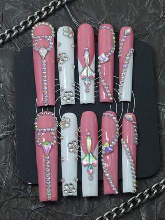 CrystalHola 圣诞节，10片手工制作的法式棺材形美甲贴片，魅力风格，粉白相间的甲面饰有闪亮的水钻图案设计，优雅华丽，全覆盖设计，可拆卸可重复使用，经久耐用，独特的夏季指尖艺术，派对和婚礼必备的时尚配饰。