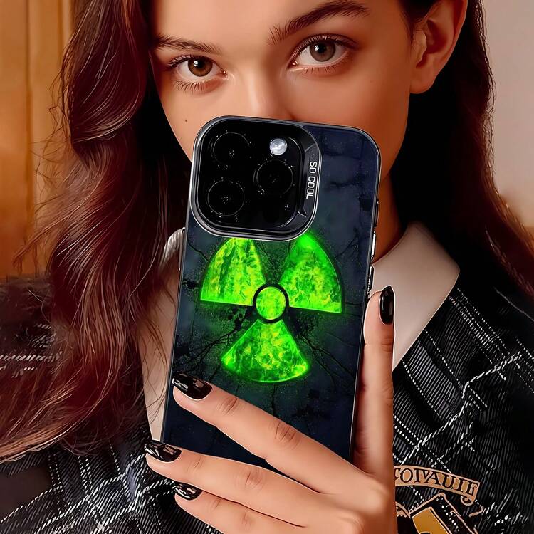 Funda para teléfono con símbolo de radiación verde brillante. Compatible con teléfonos ,  17,  16 Pro Max,  15 Pro Max,  13 y  12. Fabricada en TPU, ofrece protección contra golpes y caídas. Un regalo ideal para familiares, amigos, seres queridos, parejas y para Navidad. - Negro - Añade 1