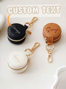 قلادة مجوهرات صغيرة دائرية - قابلة للتخصيص بنصك الخاص! مصنوعة من معدن مصقول، لها حجرة آمنة لأقراط صغيرة، خواتم، أو مجوهرات الخرز. الشكل الدائري المدمج يمكن تثبيته على الحقائب بسهولة، مما يوفر المساحة.