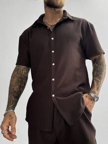 男士棕色针织套装，包含一件短袖纽扣衬衫和一条抽绳短裤。舒适百搭。纽扣门襟设计，面料柔软略带弹性，透气性好，适合街头穿搭、日常休闲、周末外出和社交聚会。是送给男友或丈夫的绝佳圣诞节和新年礼物。 - 巧克力棕 - 查看 6