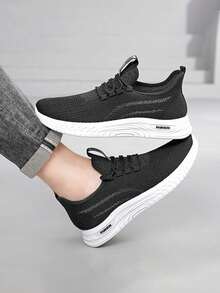 Zapatillas de running para hombre de malla transpirable en color liso, con un diseño clásico y minimalista. Zapatillas deportivas de suela plana con detalles de letras entrelazadas. Zapatillas ligeras y cómodas adecuadas para correr, hacer footing, entrenar a diario, ir al gimnasio, realizar actividades al aire  llevar con ropa informal. - Negro - Ver 5