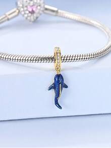 1 件原创设计银色夜光鲸鲨吊坠 - 金色和银色可选。时尚现代的设计，搭配微妙的夜光涂层，以鲜艳的蓝色凸显鲸鲨的标志性轮廓。轻盈、低致敏性，百搭各种服饰。一款时尚低调的配饰，是海洋爱好者的理想之选。 - 銀色 - 查看 7