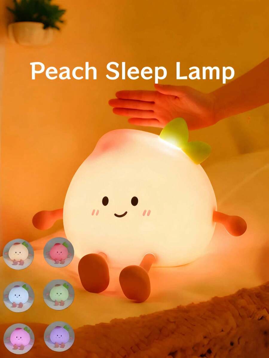 一款可爱的粉色小桃子造型夜灯，采用暖色调LED灯光，具有三档亮度调节、触摸控制、可充电、带开关，并拥有趣味十足的卡通水果造型。