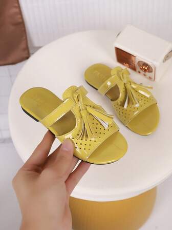 1双儿童流苏PU休闲时尚拖鞋，适合夏季穿着