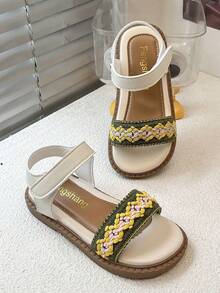 1 par de sandalias decorativas con patrón tejido amarillo, verde y rosa para niñas (la parte superior está diseñada con un patrón tejido amarillo, verde y rosa), fabricadas en material de PU, antideslizantes y resistentes al desgaste, sandalias planas de estilo forestal con cierre de gancho y bucle, adecuadas para viajes al aire libre en verano, eventos con temática natural, etc. - Verde - Ver 7