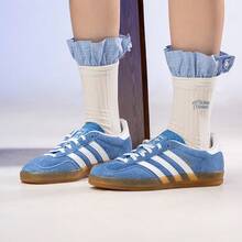 Adidas Originals GAZELLE室内复古运动休闲鞋，男女款，2026新款经典低帮运动鞋，T字头鞋 HQ8717 - 藍白色 - 查看 1