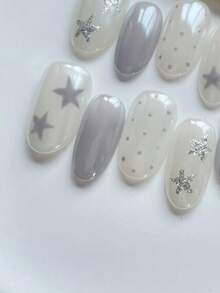 10片纯手工制作美甲贴片，长款杏仁形美甲，白色简约清新风格，白色灰色海莉玻璃珠搭配银色闪粉星星，手绘星星波点，温柔可爱甜美，适合女性和女孩，春夏秋冬节日派对及日常生活使用。 - 白色 - 查看 3