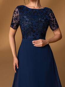 Faeriesty Elegante vestido formal de la madre de la novia con cuello redondo, manga corta, corte evasé y diseño bordado con flujo - Perfecto para recepciones de bodas, cenas formales, galas benéficas, grandes banquetes y recepciones de alto nivel - Azul Marino - Ver 6