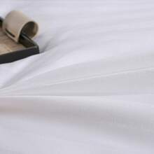 三件套床上用品，缎面条纹设计，优雅纯色，110克高密度，100%超细纤维，柔软舒适，适用于卧室、宿舍、酒店，可机洗，包含（被套*1，枕套*2），不包含（被芯，枕芯）。 - 白色 - 查看 9